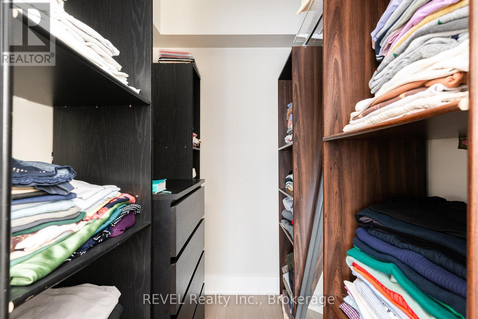 The primary bedroom walk-in closet. - 1 Princeton Common Street, St. Catharines (Lakeport), ON