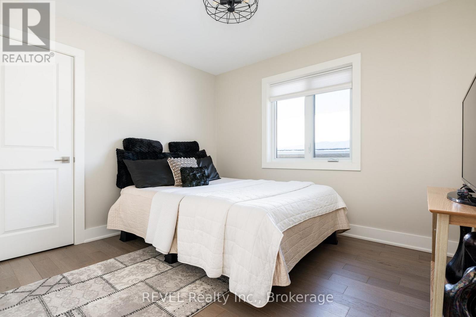 The spacious second bedroom. - 1 Princeton Common Street, St. Catharines (Lakeport), ON