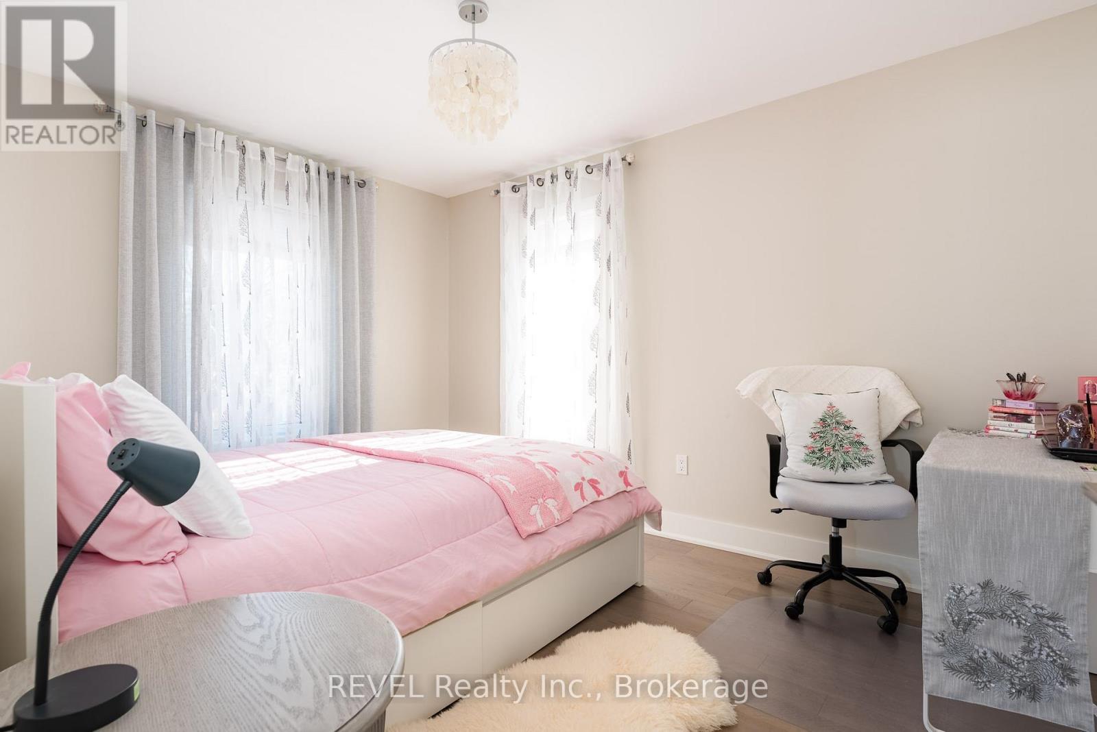 The bright front third bedroom. - 1 Princeton Common Street, St. Catharines (Lakeport), ON