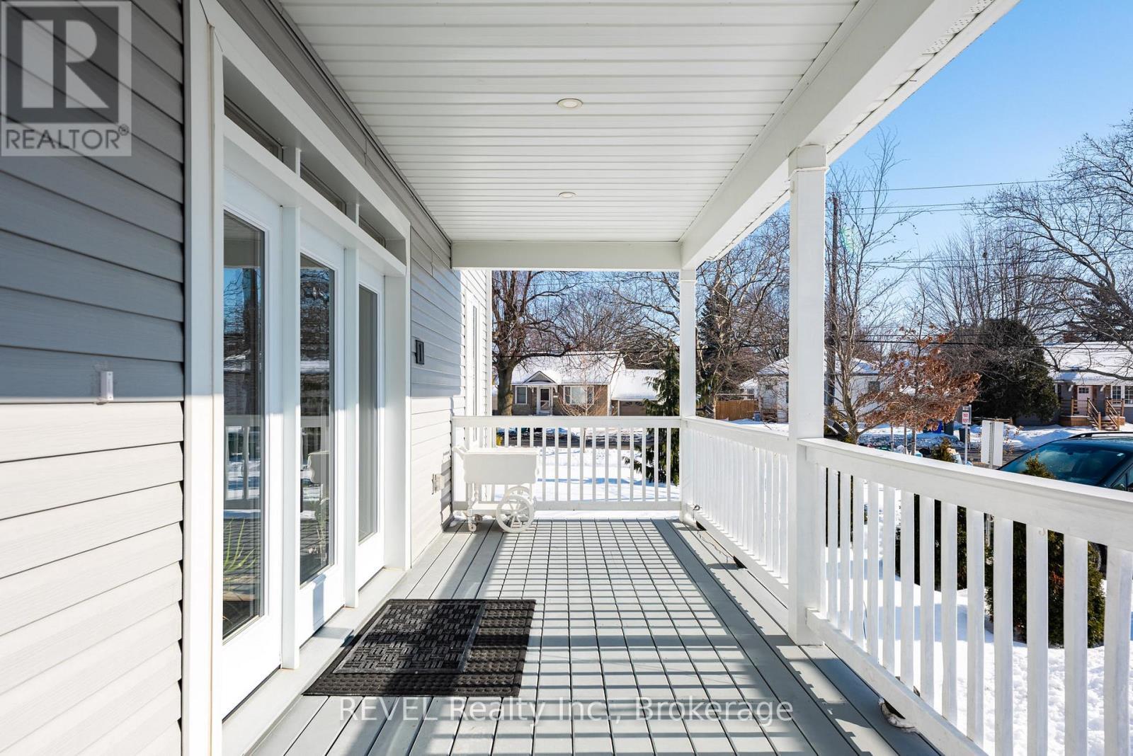 Beautiful large covered side porch. - 1 Princeton Common Street, St. Catharines (Lakeport), ON