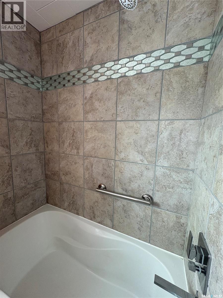 207 3Rd Street Ne, Ituna, SK - Indoor Photo Showing Bathroom