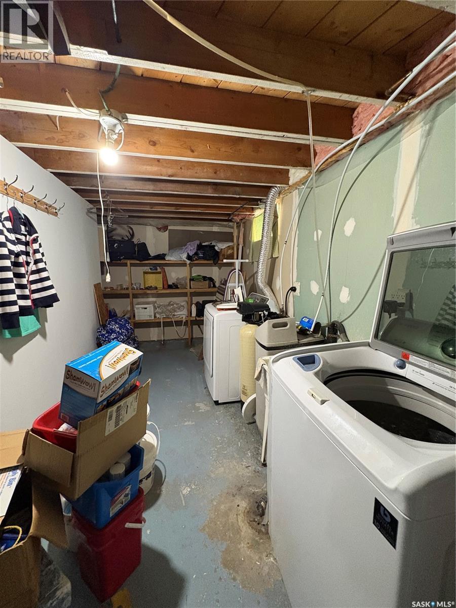 207 3Rd Street Ne, Ituna, SK - Indoor Photo Showing Laundry Room