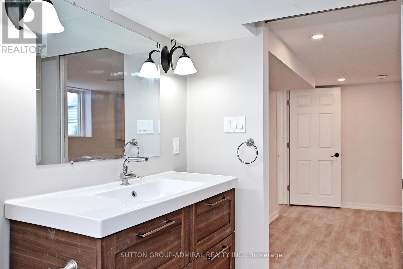 145 Ninth Avenue, Kitchener, ON - Indoor Photo Showing Bathroom