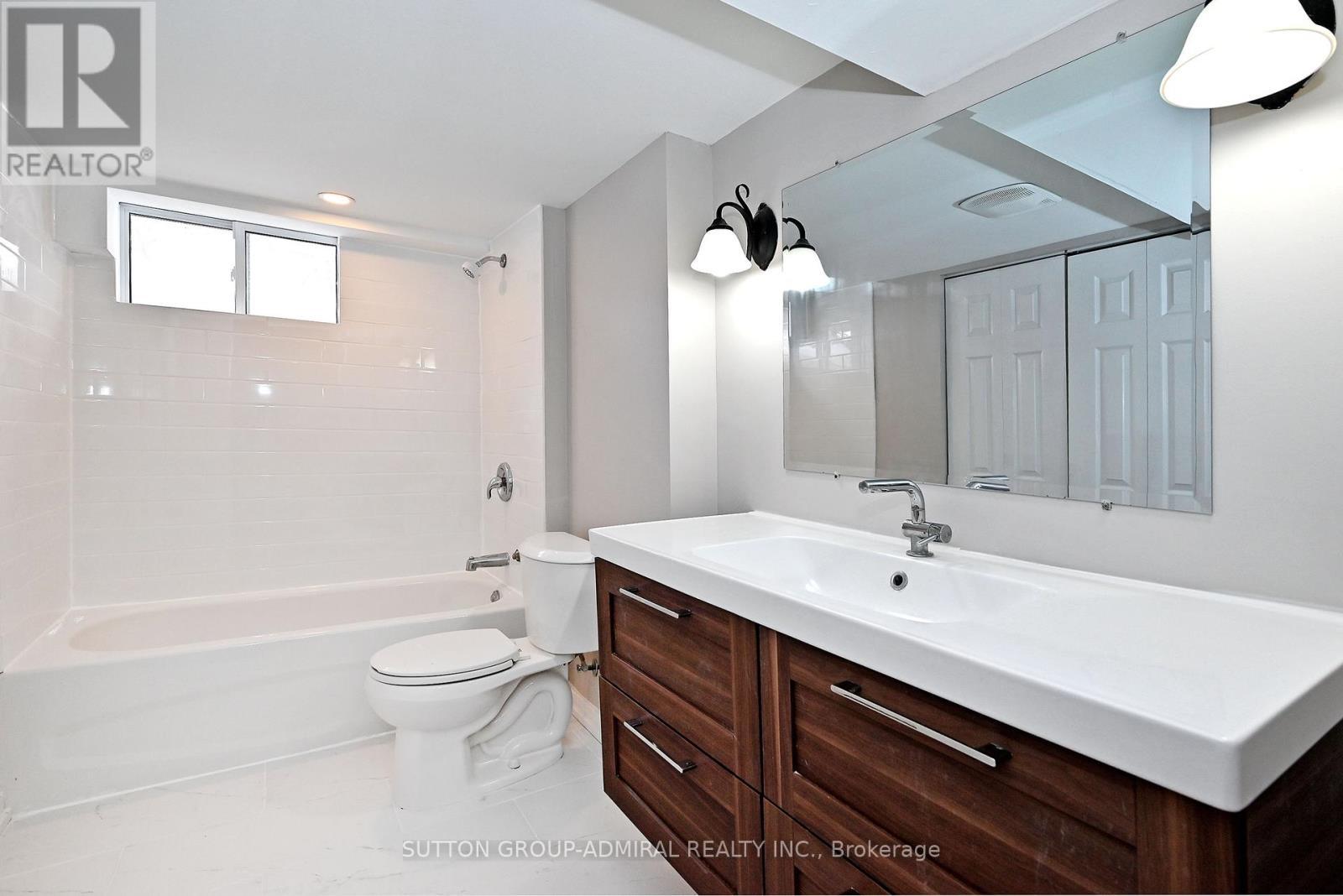 145 Ninth Avenue, Kitchener, ON - Indoor Photo Showing Bathroom
