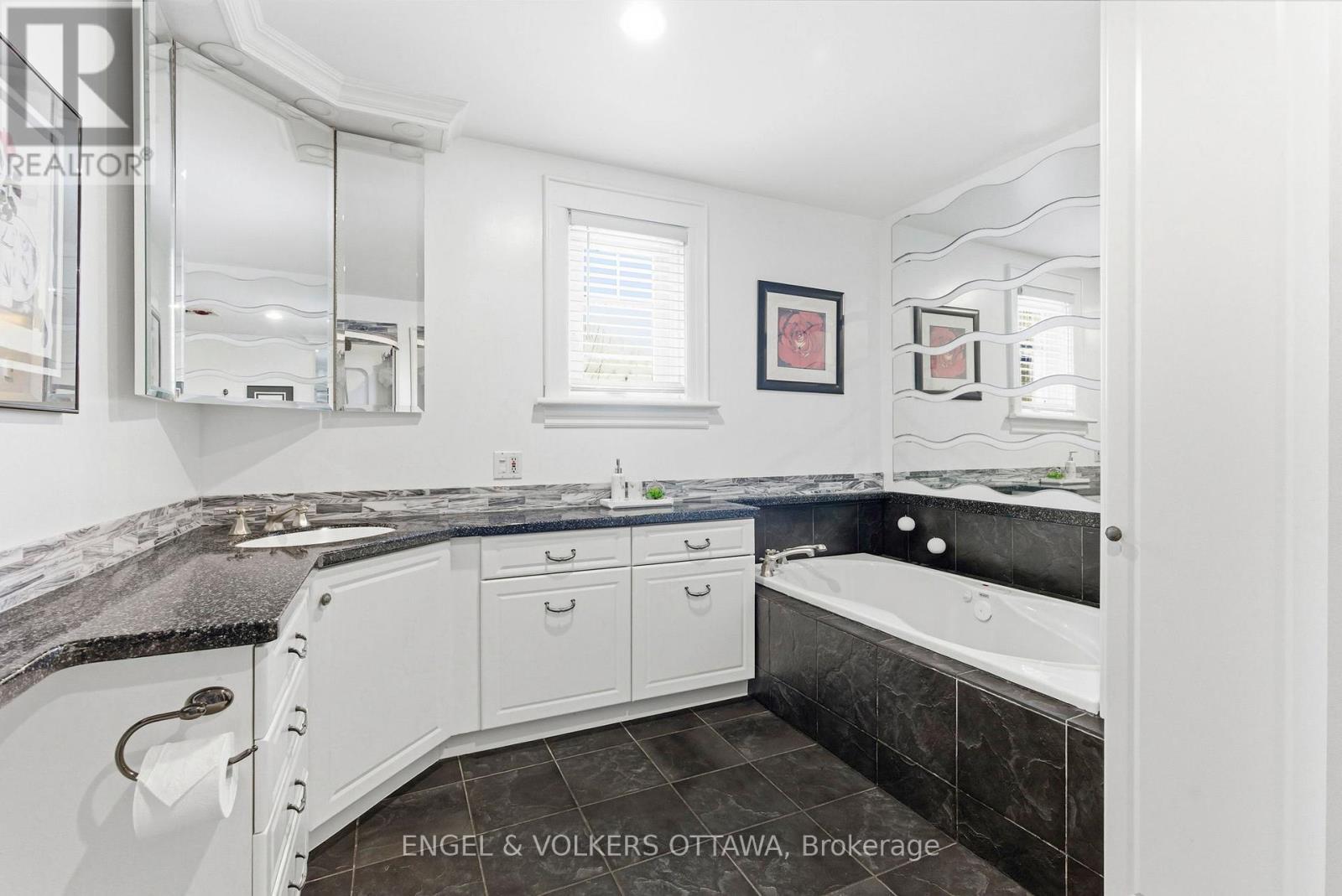 407 Echo Drive, Ottawa, ON - Indoor