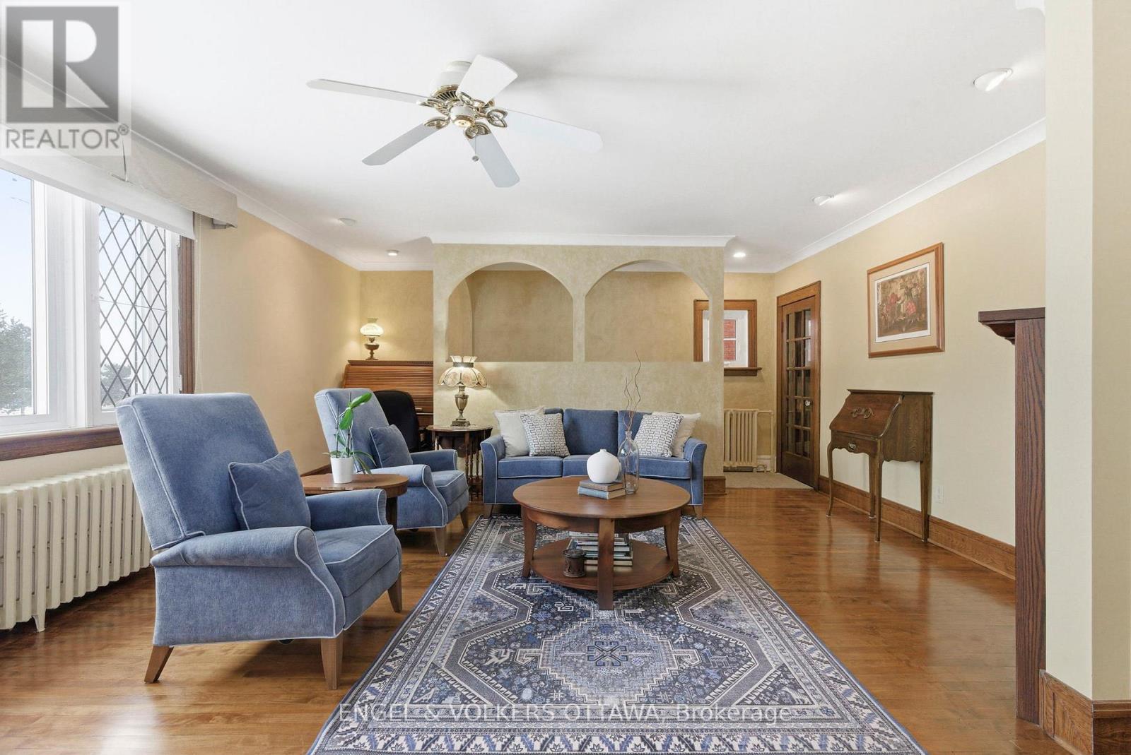 405 Echo Dr. - 407 Echo Drive, Ottawa, ON - Indoor Photo Showing Living Room