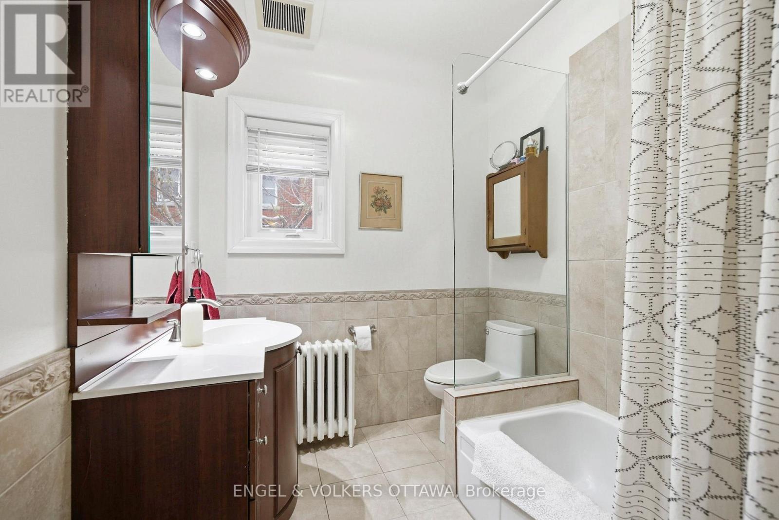 407 Echo Dr. Bathroom - 407 Echo Drive, Ottawa, ON - Indoor Photo Showing Bathroom