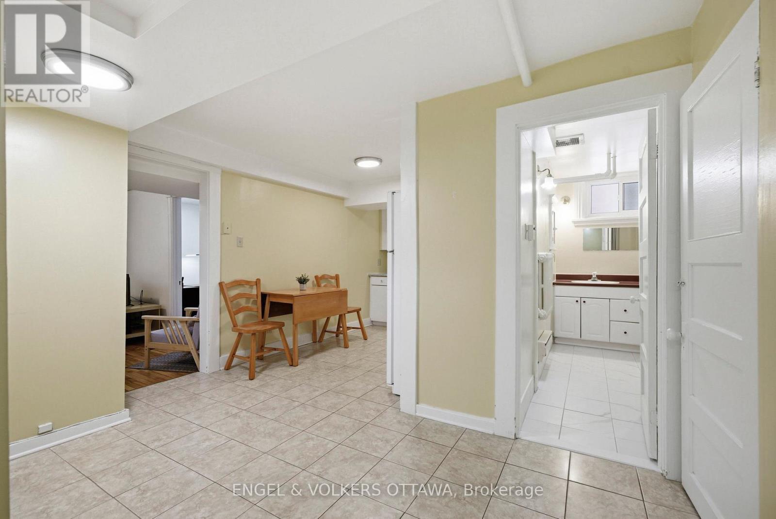 407A - 2 bdrm , 1 bath - 407 Echo Drive, Ottawa, ON - Indoor Photo Showing Other Room