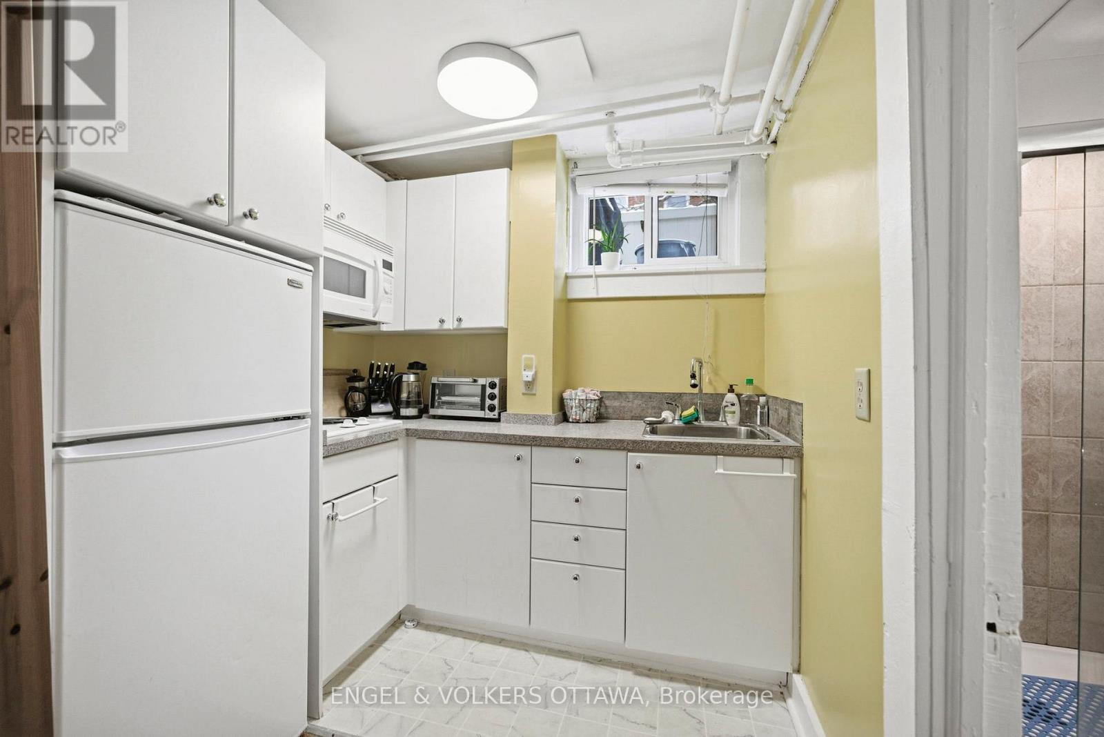 407 Echo Drive, Ottawa, ON - Indoor Photo Showing Kitchen