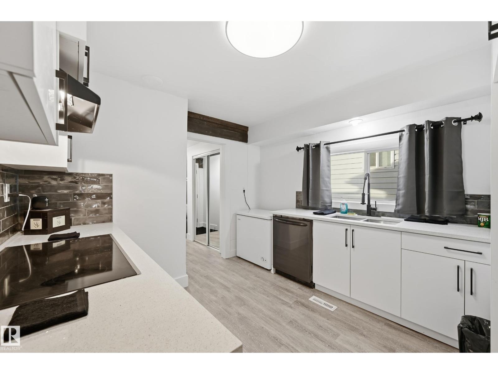 10656 93 St Nw, Edmonton, AB - Indoor Photo Showing Kitchen