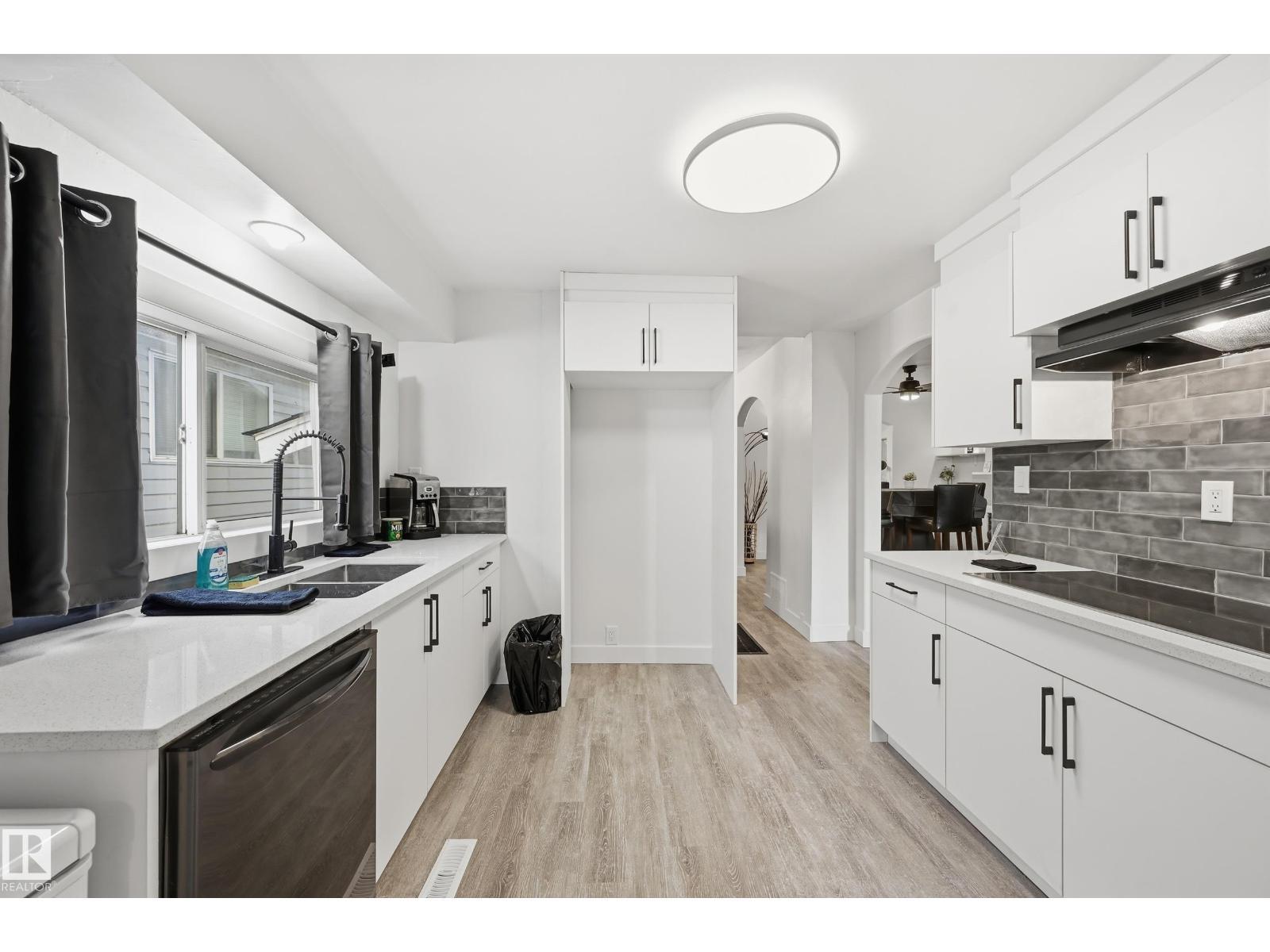 10656 93 St Nw, Edmonton, AB - Indoor Photo Showing Kitchen With Double Sink