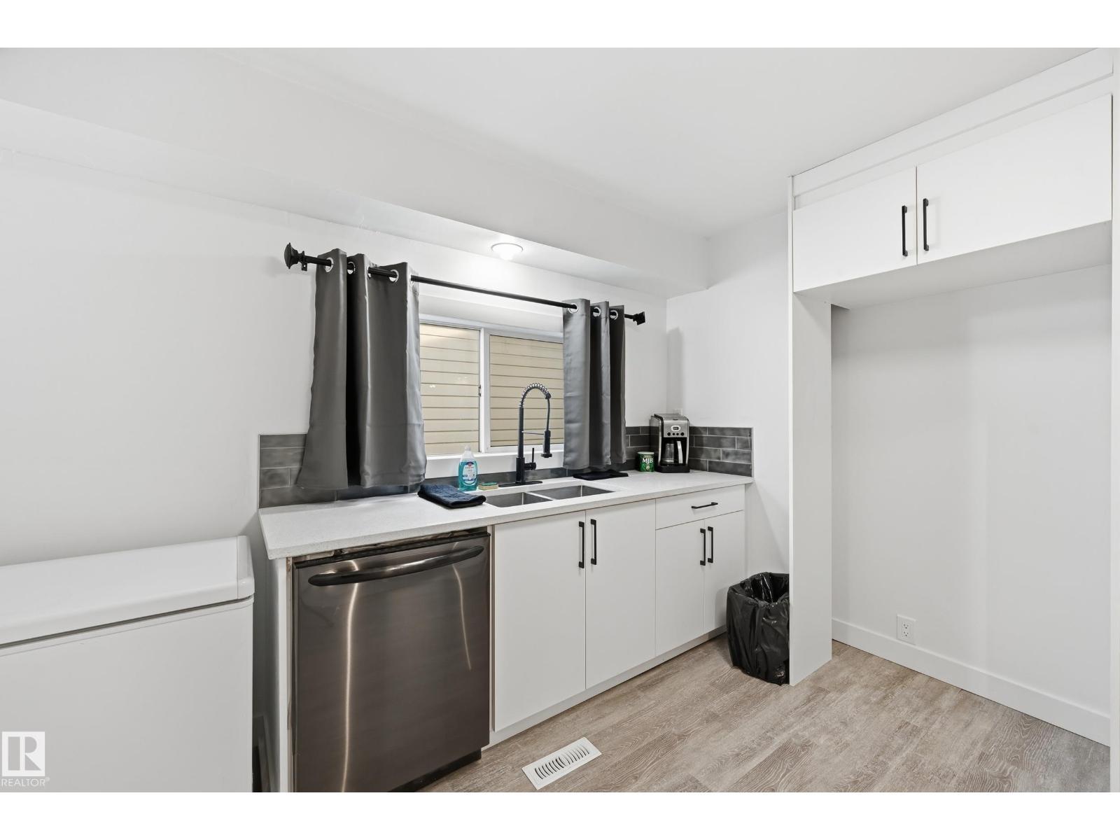 10656 93 St Nw, Edmonton, AB - Indoor Photo Showing Kitchen With Double Sink