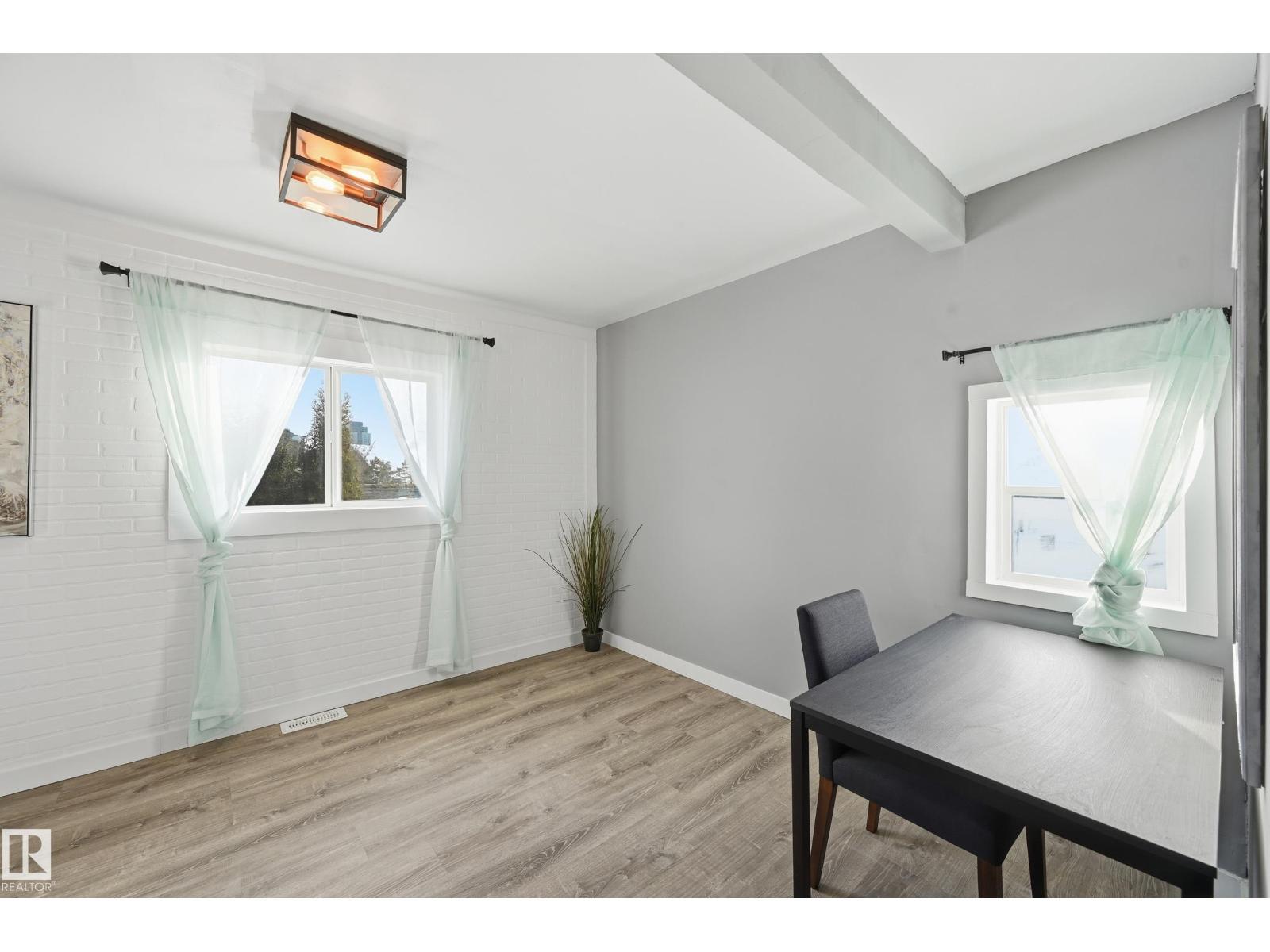 10656 93 St Nw, Edmonton, AB - Indoor