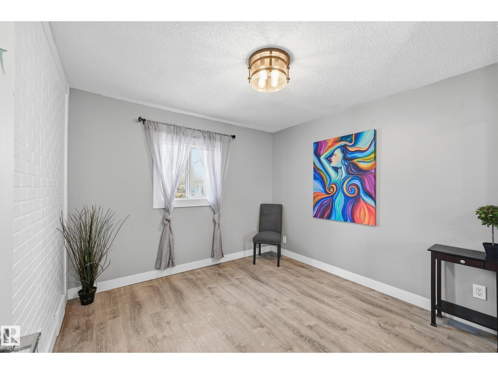 10656 93 St Nw, Edmonton, AB - Indoor