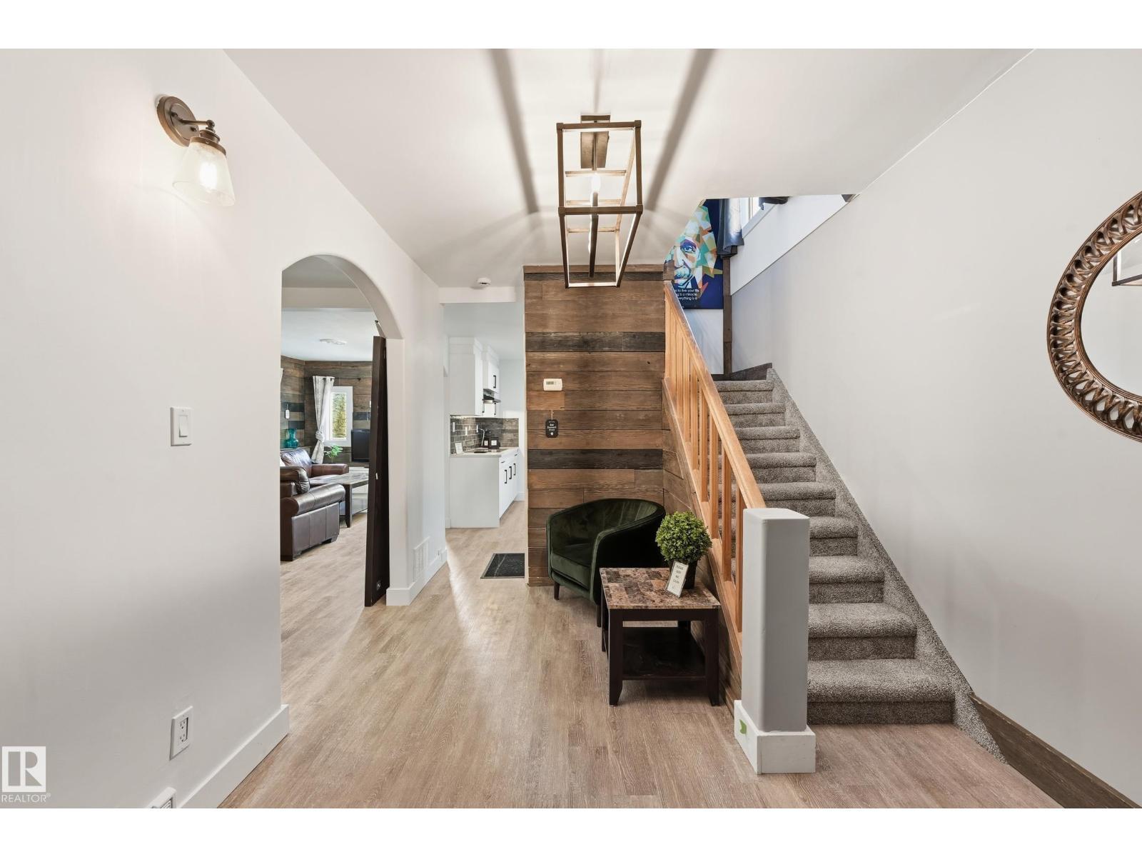 10656 93 St Nw, Edmonton, AB - Indoor Photo Showing Other Room