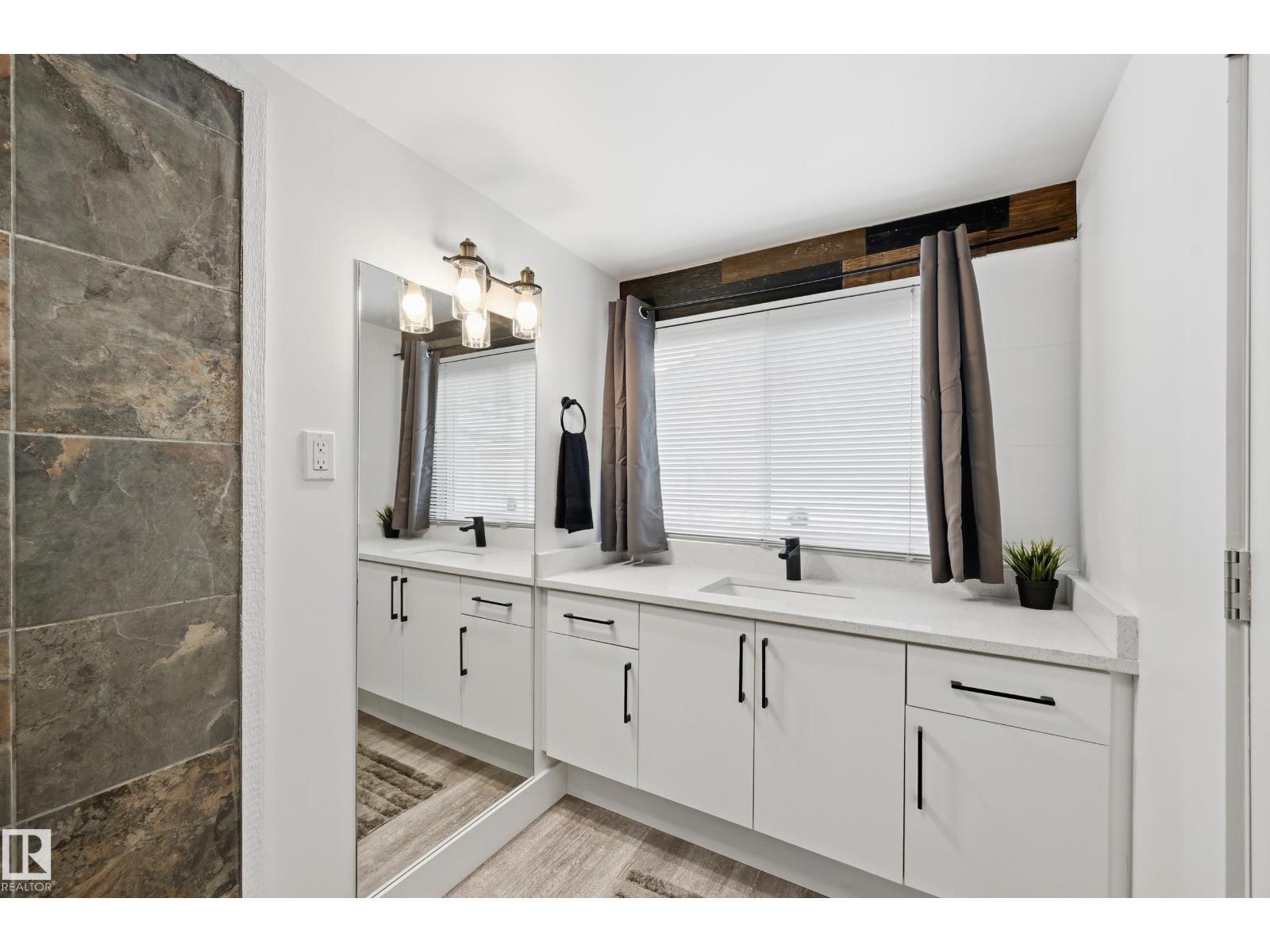 10656 93 St Nw, Edmonton, AB - Indoor Photo Showing Bathroom