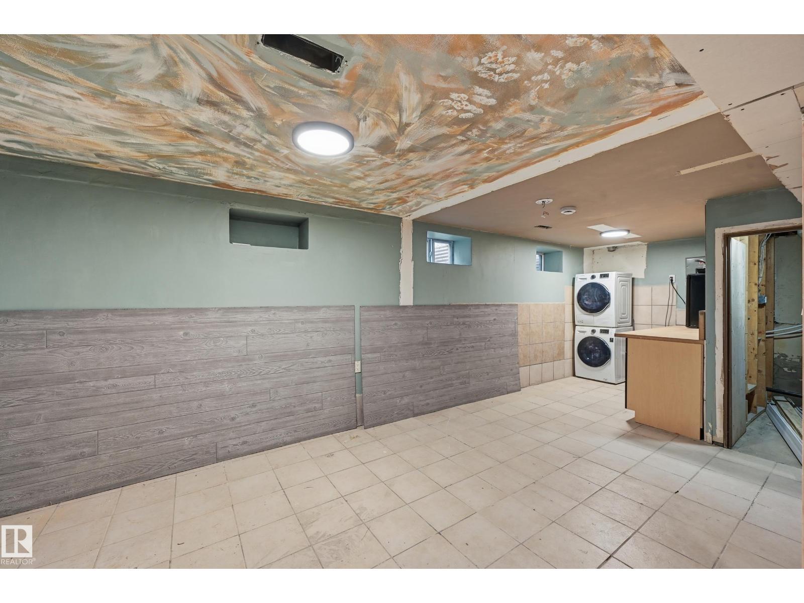 10656 93 St Nw, Edmonton, AB - Indoor