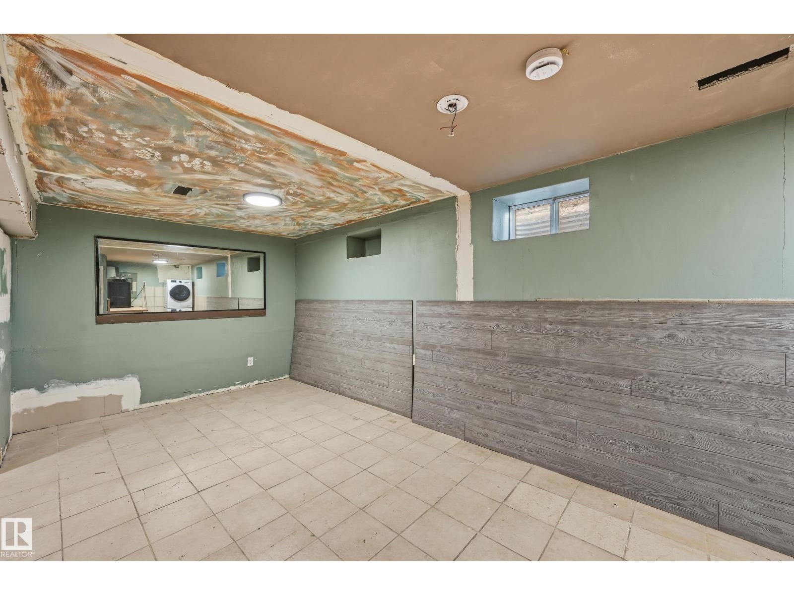 10656 93 St Nw, Edmonton, AB - Indoor Photo Showing Other Room