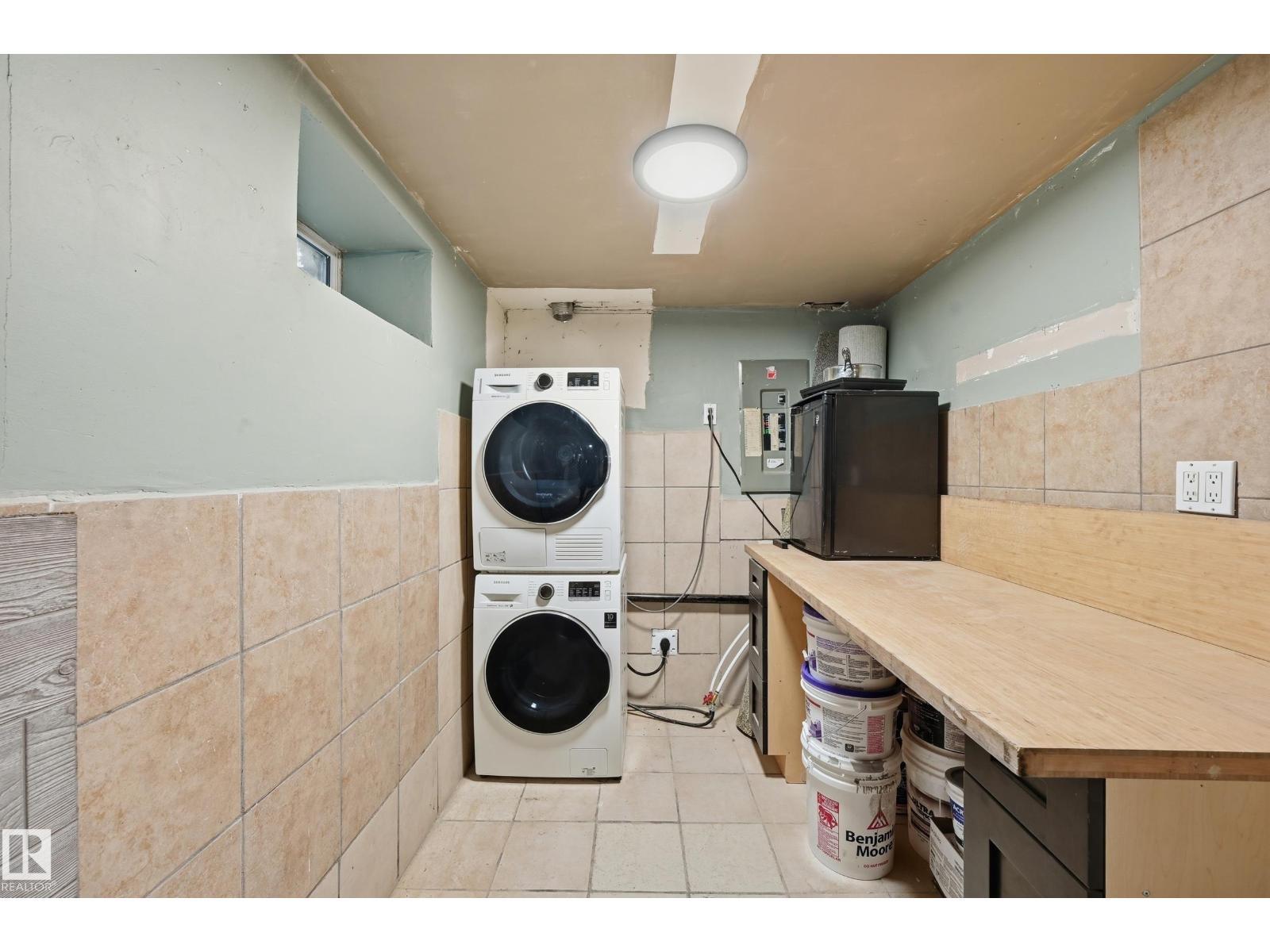 10656 93 St Nw, Edmonton, AB - Indoor Photo Showing Laundry Room