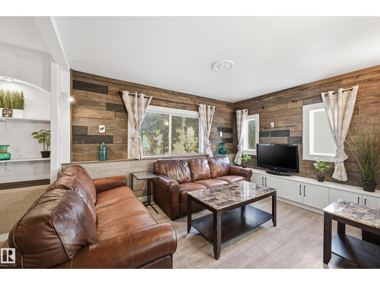 10656 93 St Nw, Edmonton, AB - Indoor Photo Showing Living Room