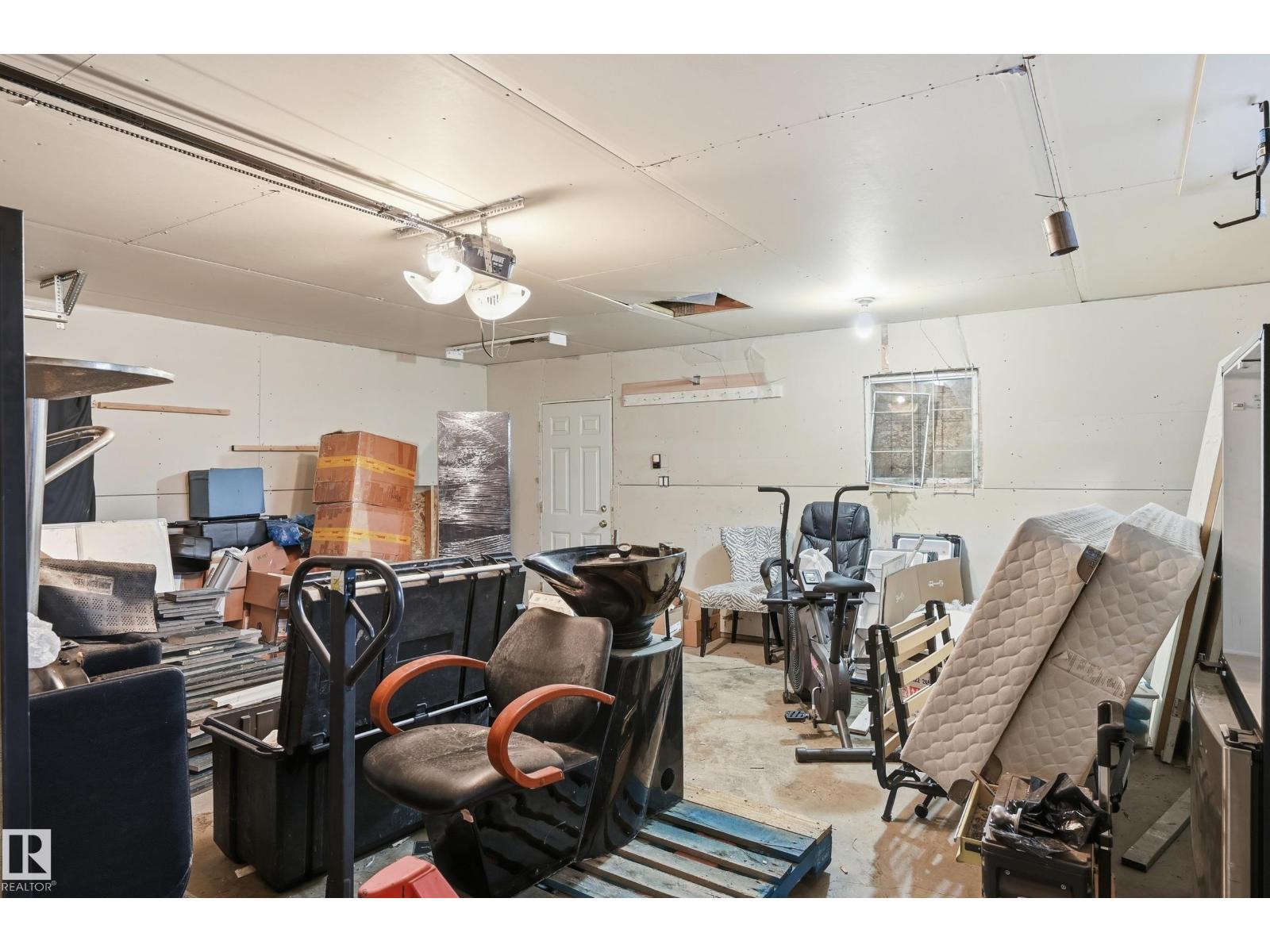 10656 93 St Nw, Edmonton, AB - Indoor Photo Showing Garage