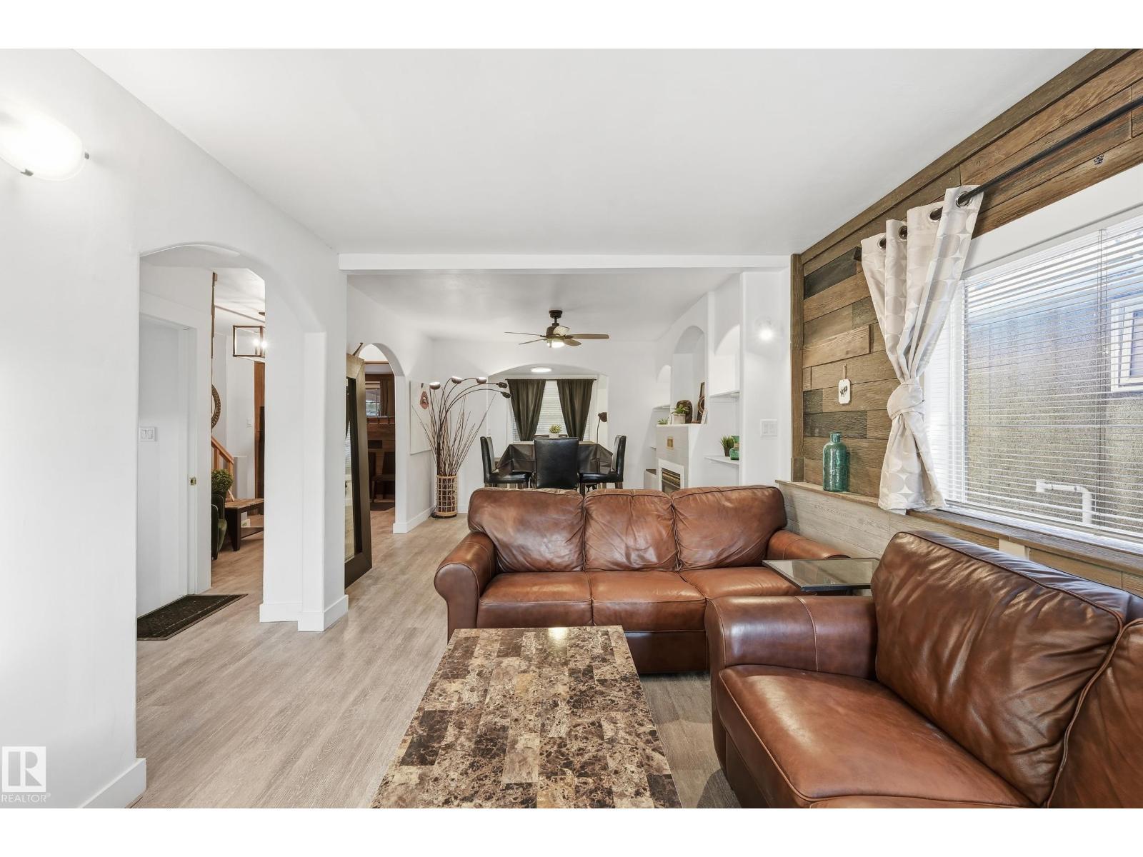 10656 93 St Nw, Edmonton, AB - Indoor Photo Showing Living Room