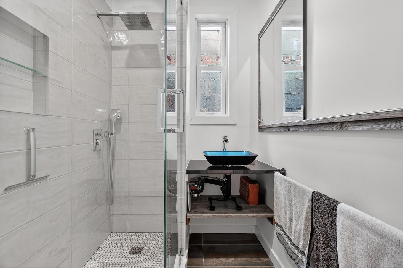 Bathroom - 576 Av. Valois, Montréal (Mercier/Hochelaga-Maisonneuve), QC - Indoor Photo Showing Bathroom