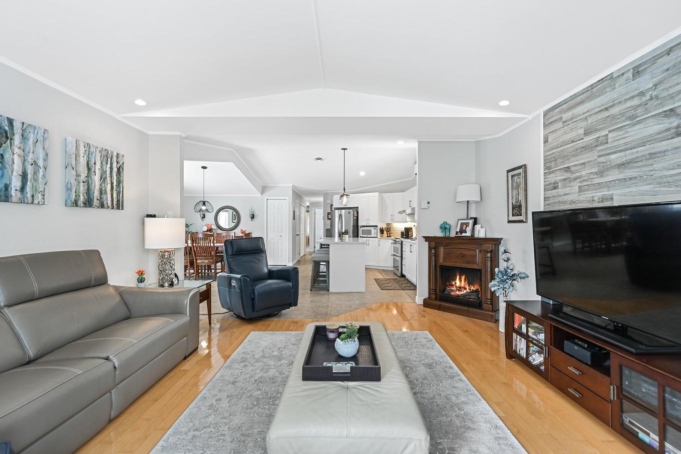 Salon - 2 Rue Des Pinsons, Venise-En-Québec, QC - Indoor Photo Showing Living Room With Fireplace