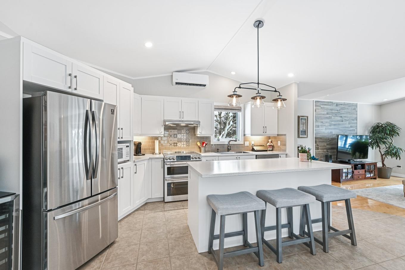 Cuisine - 2 Rue Des Pinsons, Venise-En-Québec, QC - Indoor Photo Showing Kitchen With Upgraded Kitchen