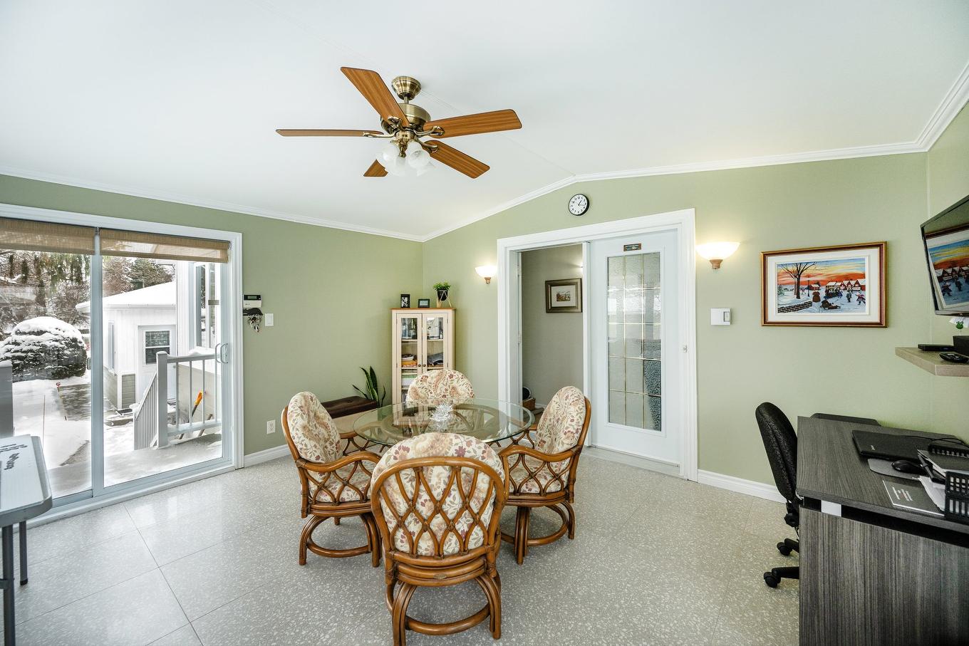 Véranda - 2 Rue Des Pinsons, Venise-En-Québec, QC - Indoor