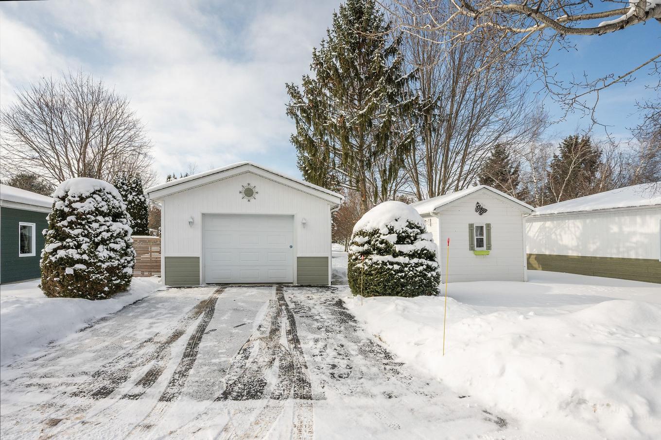 Garage - 2 Rue Des Pinsons, Venise-En-Québec, QC - Outdoor