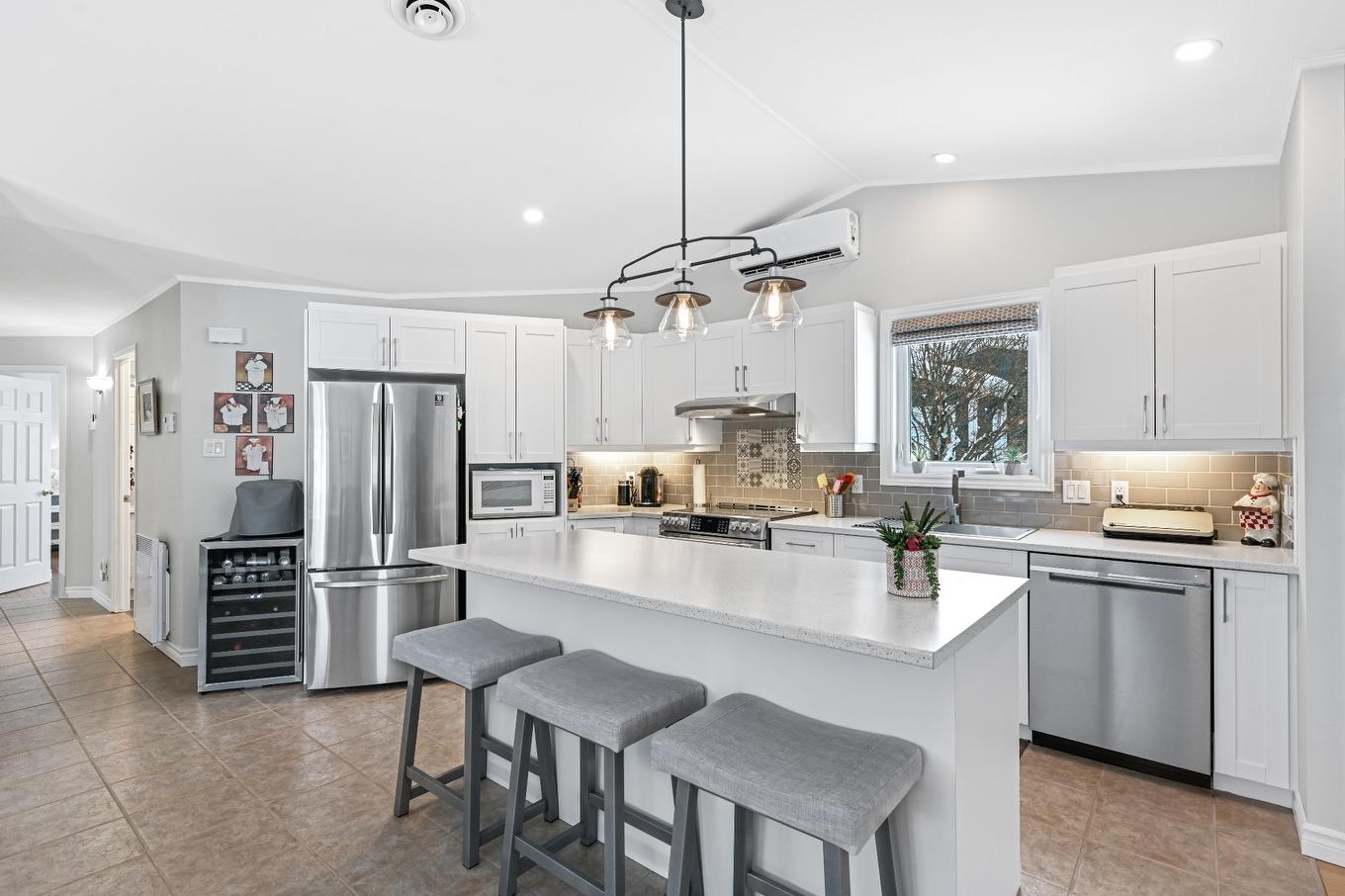 Cuisine - 2 Rue Des Pinsons, Venise-En-Québec, QC - Indoor Photo Showing Kitchen With Upgraded Kitchen