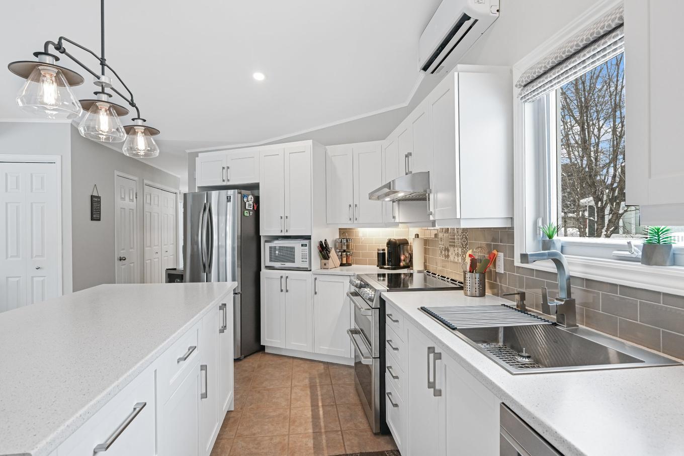 Cuisine - 2 Rue Des Pinsons, Venise-En-Québec, QC - Indoor Photo Showing Kitchen