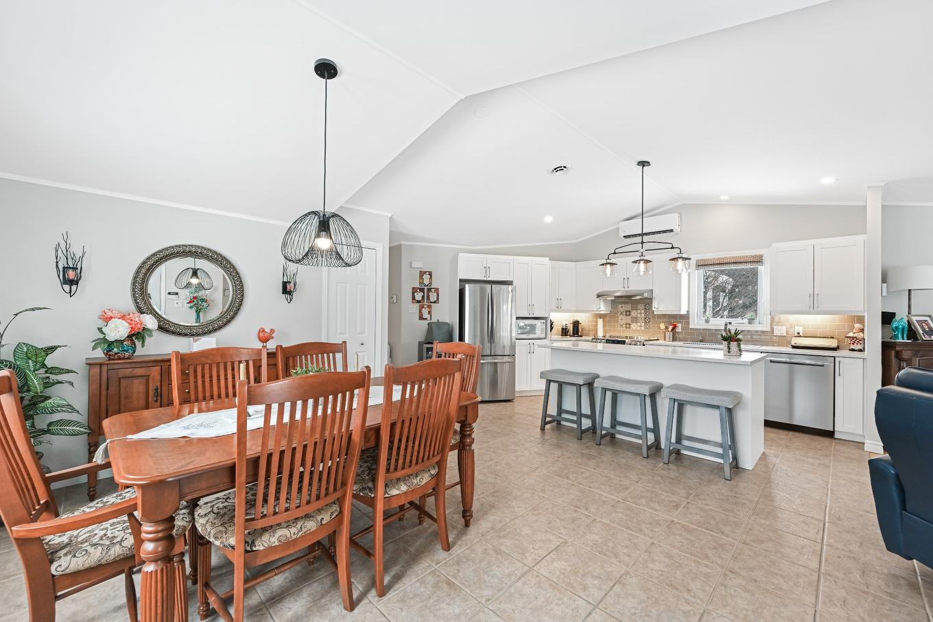 Coin-repas - 2 Rue Des Pinsons, Venise-En-Québec, QC - Indoor Photo Showing Other Room