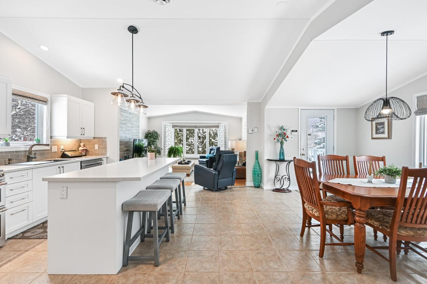 Cuisine - 2 Rue Des Pinsons, Venise-En-Québec, QC - Indoor Photo Showing Dining Room