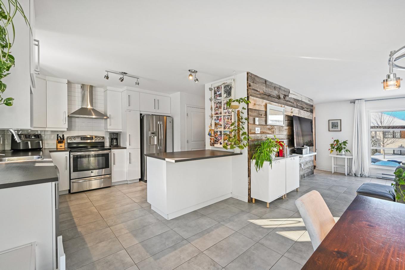 Kitchen - 190 Rue Joseph-Doyon, Saint-Jean-Sur-Richelieu, QC - Indoor Photo Showing Kitchen