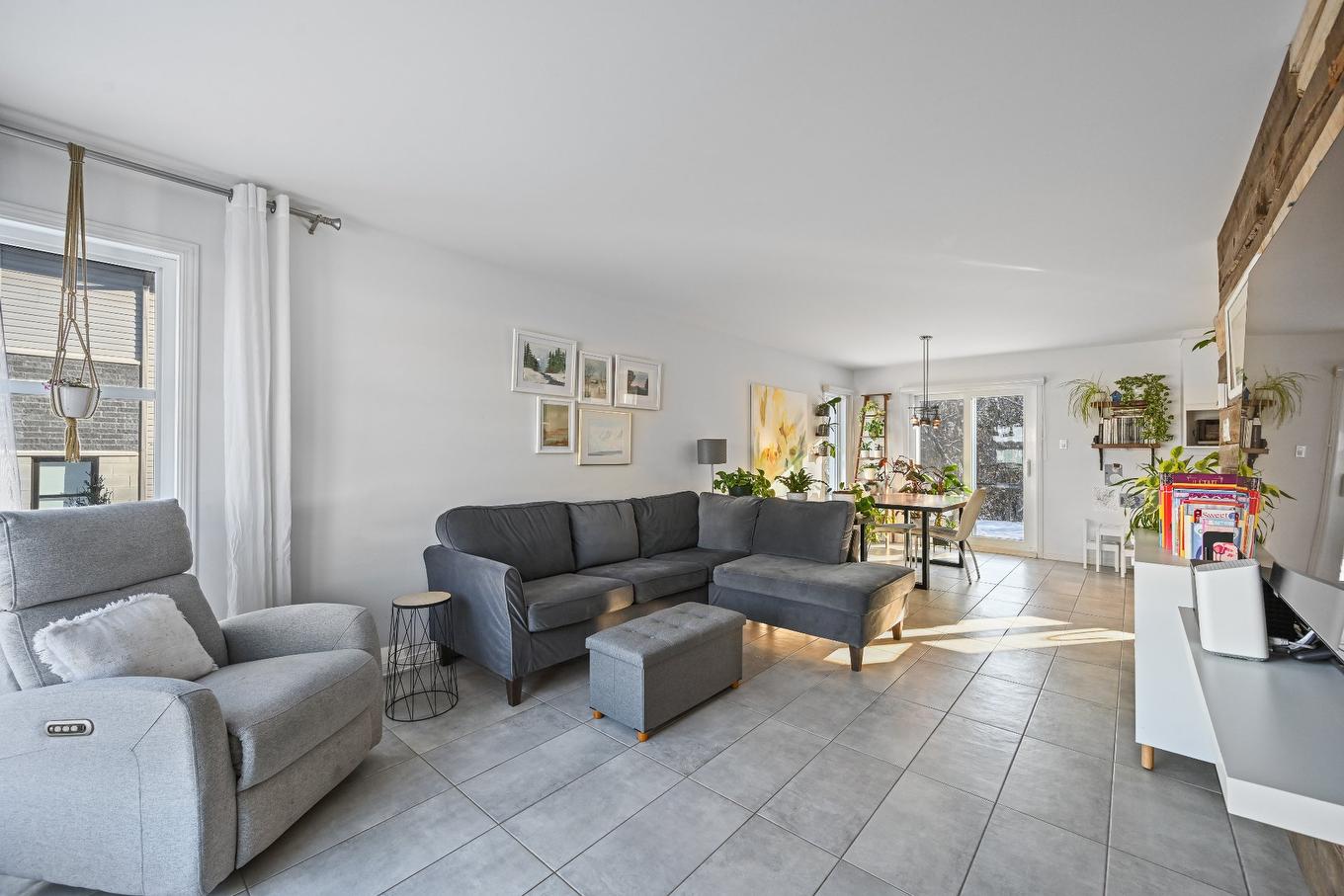 Living room - 190 Rue Joseph-Doyon, Saint-Jean-Sur-Richelieu, QC - Indoor Photo Showing Living Room