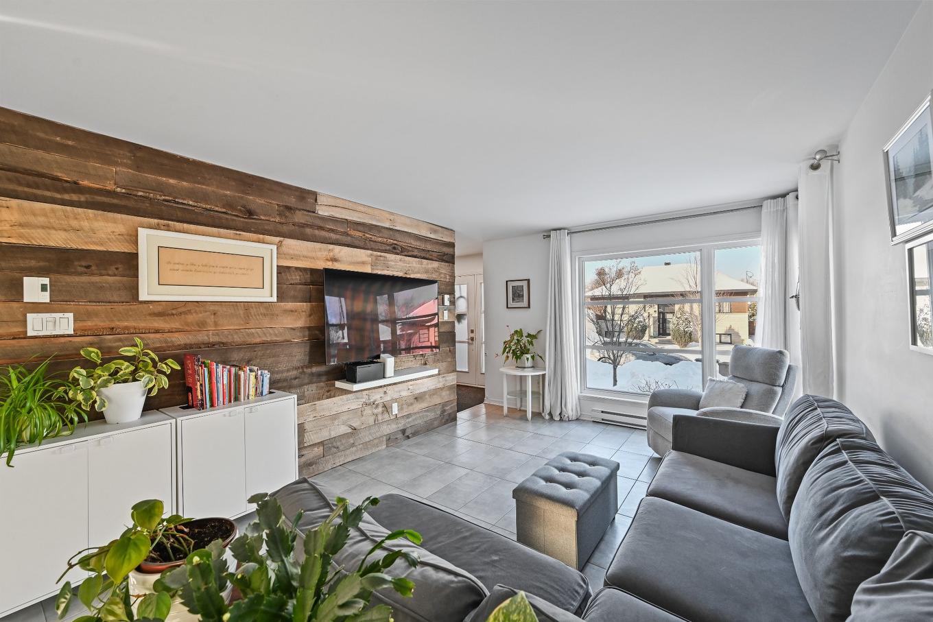 Living room - 190 Rue Joseph-Doyon, Saint-Jean-Sur-Richelieu, QC - Indoor Photo Showing Living Room