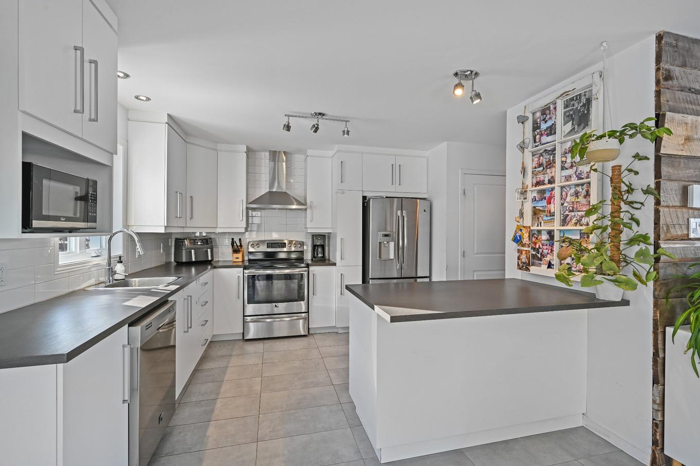 Kitchen - 190 Rue Joseph-Doyon, Saint-Jean-Sur-Richelieu, QC - Indoor Photo Showing Kitchen