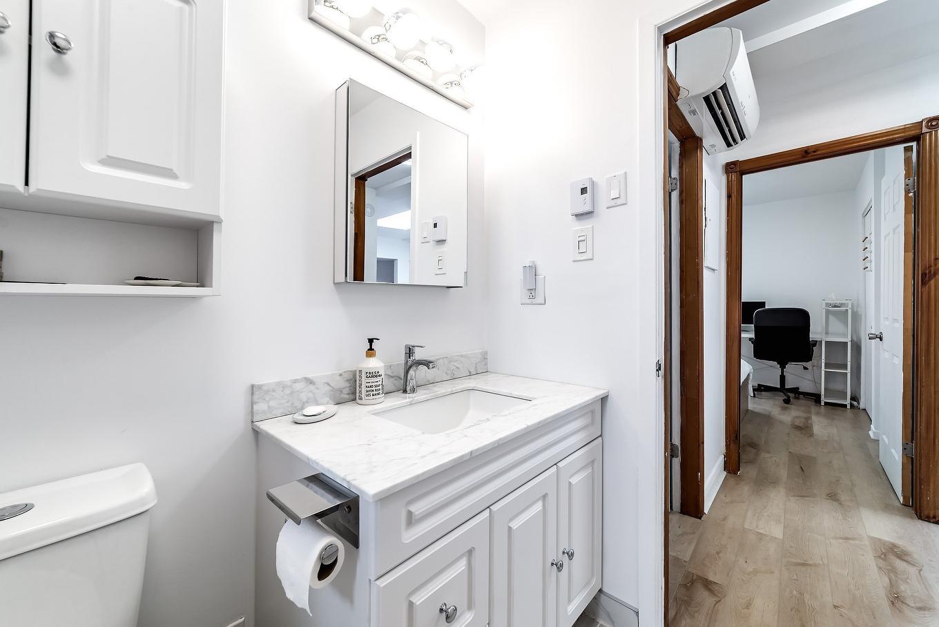 Bathroom - 303-47 Av. Des Pins O., Montréal (Le Plateau-Mont-Royal), QC - Indoor Photo Showing Laundry Room