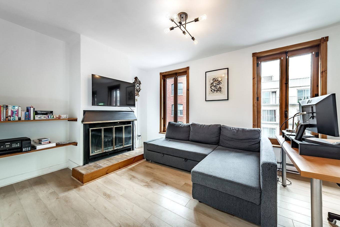 Living room - 303-47 Av. Des Pins O., Montréal (Le Plateau-Mont-Royal), QC - Indoor Photo Showing Living Room With Fireplace