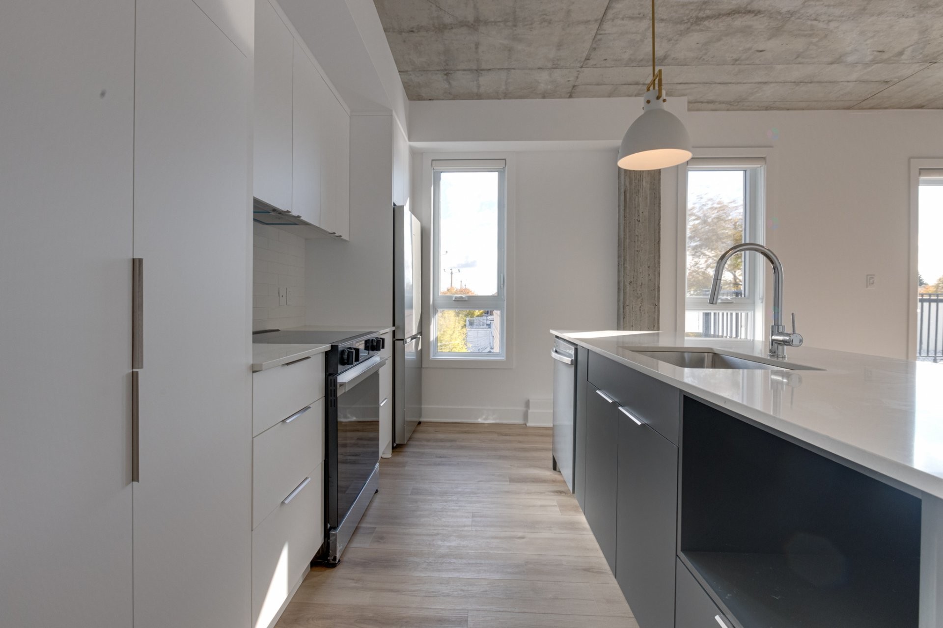 Cuisine - 105-8945 Boul. Viau, Montréal (Saint-Léonard), QC - Indoor Photo Showing Kitchen With Upgraded Kitchen