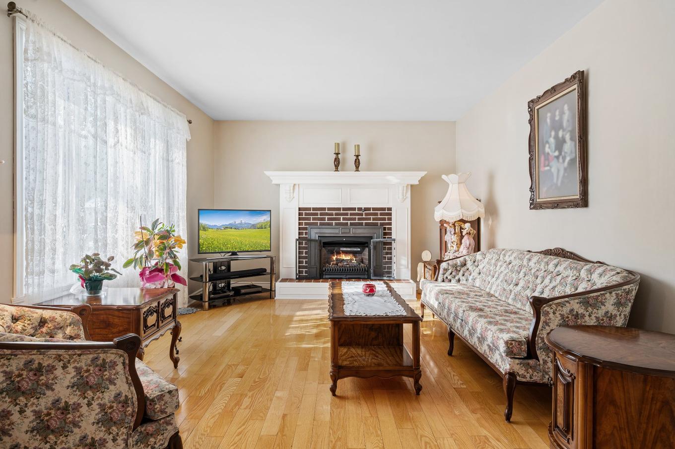 Salon - 450 Av. Denonville, Saint-Hyacinthe, QC - Indoor Photo Showing Living Room With Fireplace