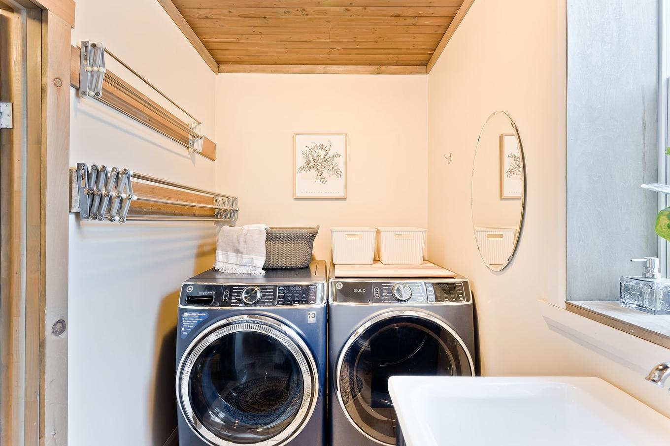 Salle de lavage - 54 Rue Downs, Sherbrooke (Lennoxville), QC - Indoor Photo Showing Laundry Room