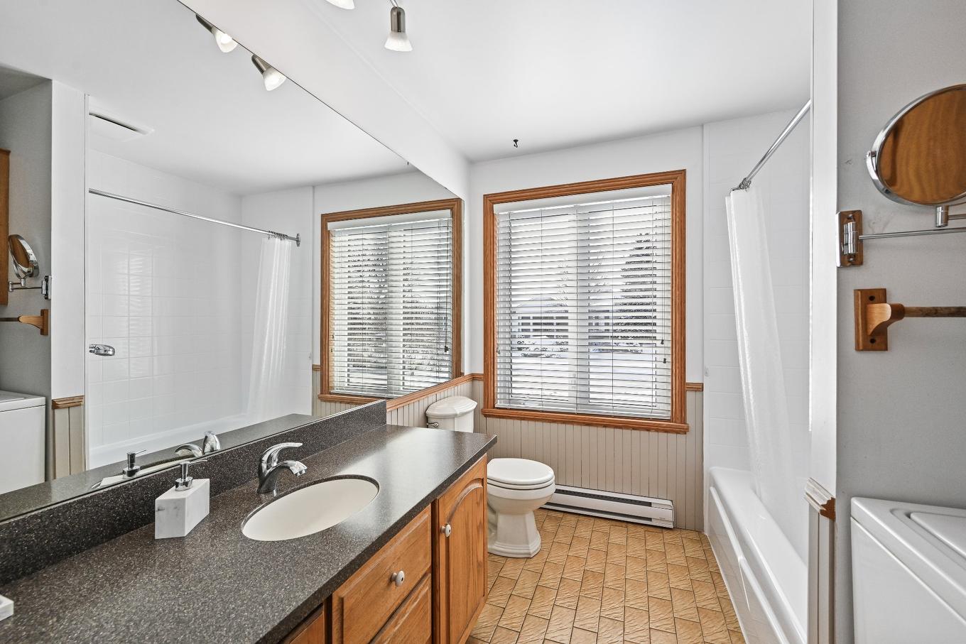 Salle de bains - 271 Rue Savard, Saint-Jean-Sur-Richelieu, QC - Indoor Photo Showing Bathroom