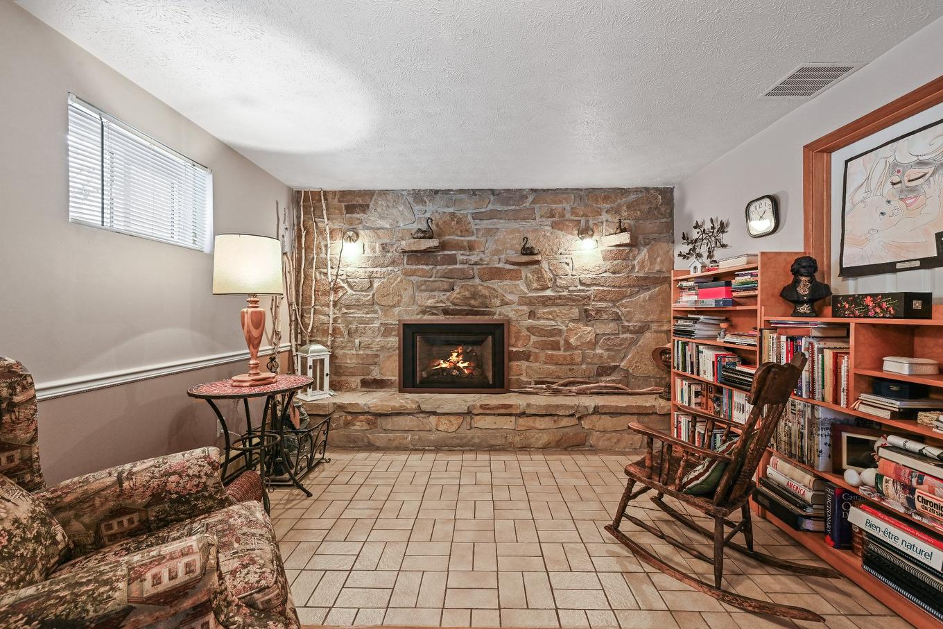 Salle familiale - 271 Rue Savard, Saint-Jean-Sur-Richelieu, QC - Indoor With Fireplace