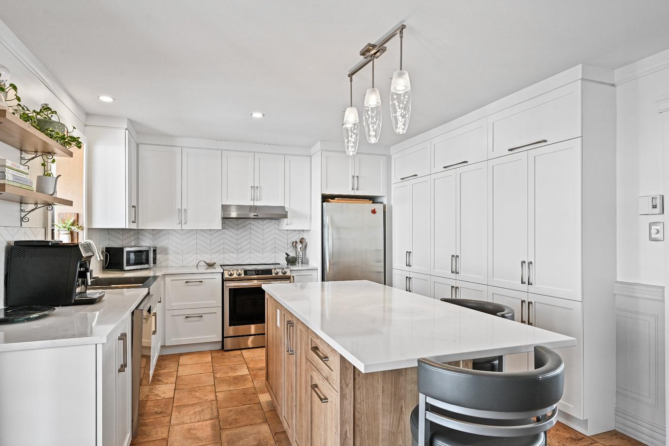 Cuisine - 271 Rue Savard, Saint-Jean-Sur-Richelieu, QC - Indoor Photo Showing Kitchen With Upgraded Kitchen
