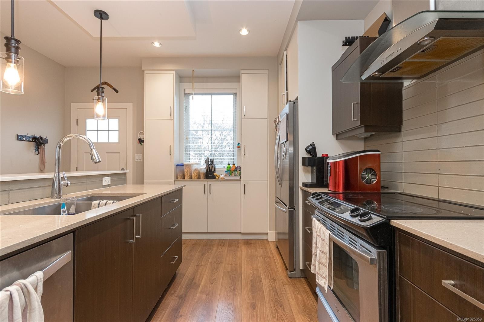 #5-3903 Douglas St, Saanich, BC