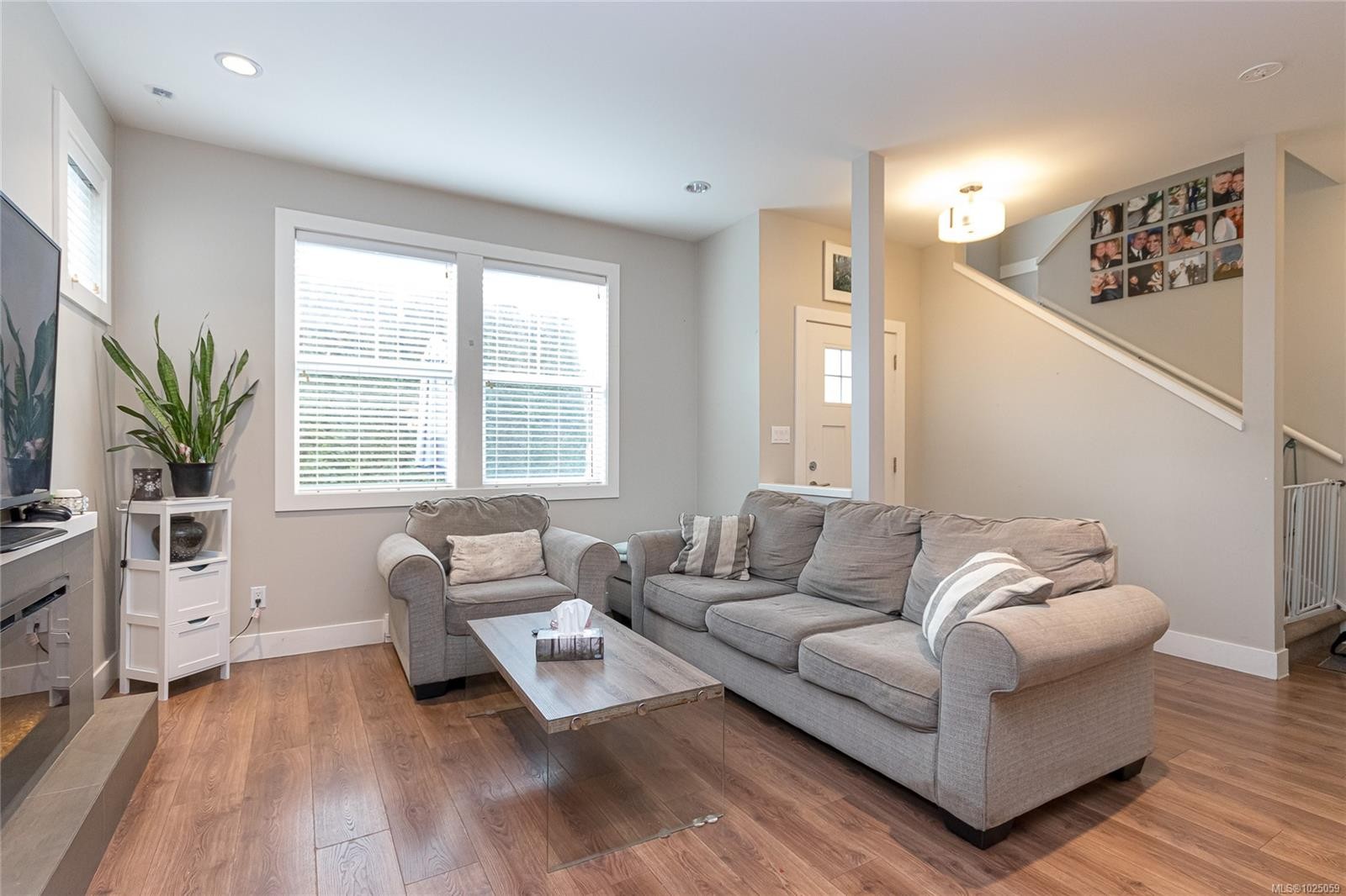 #5-3903 Douglas St, Saanich, BC