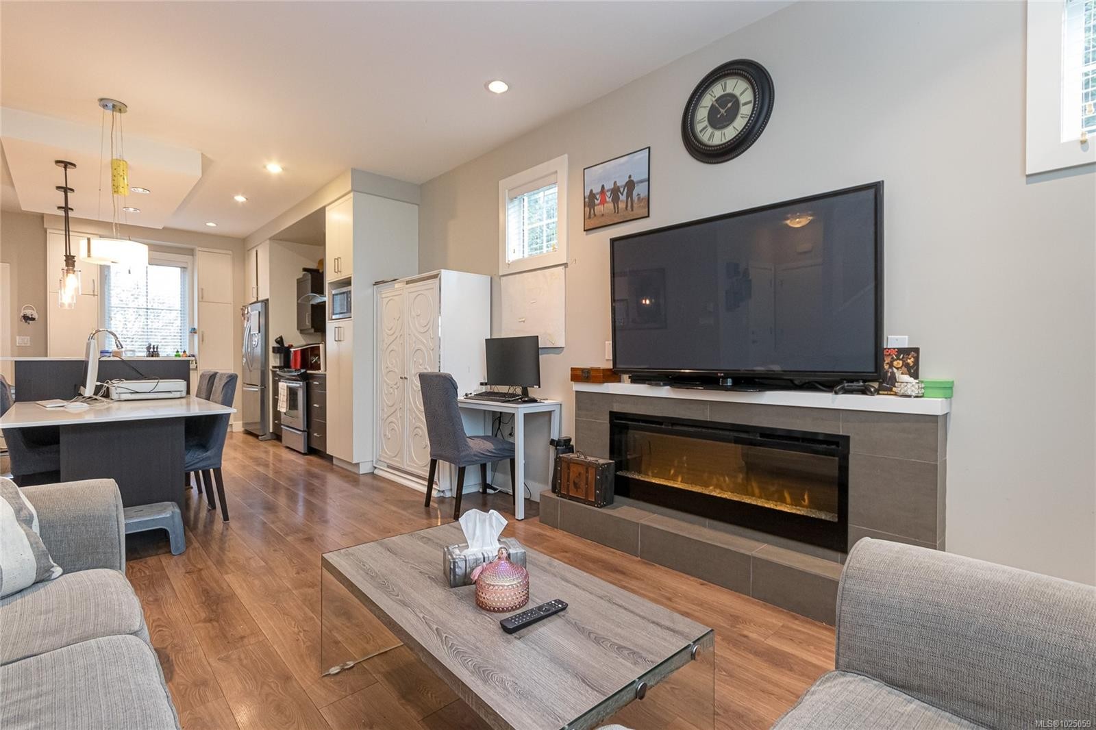 #5-3903 Douglas St, Saanich, BC